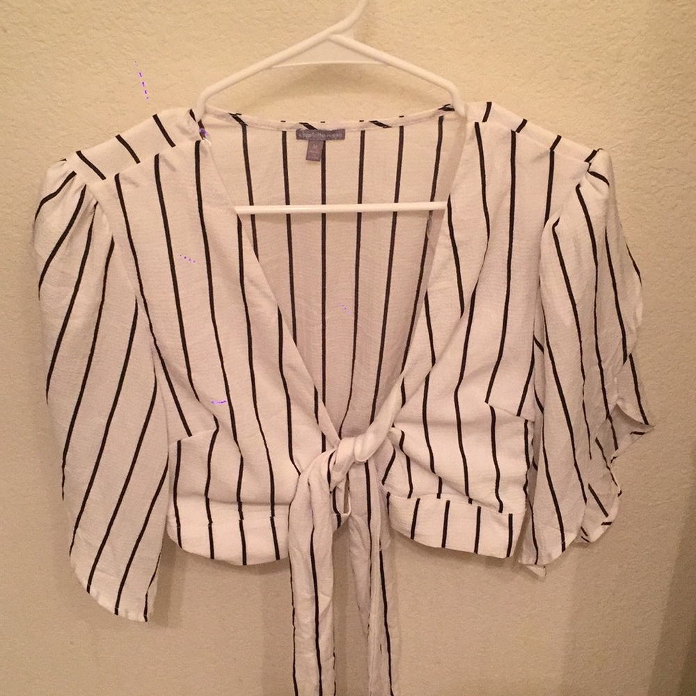 Cute crop tied shirt - Picture 1 of 1